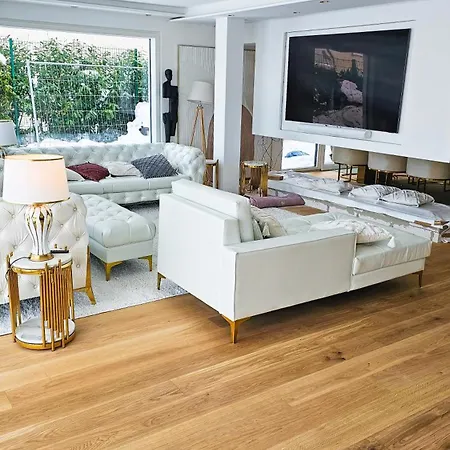 Luxurious Large With Pool, Garden, Koi Pond Only 12 Min To Octoberfest