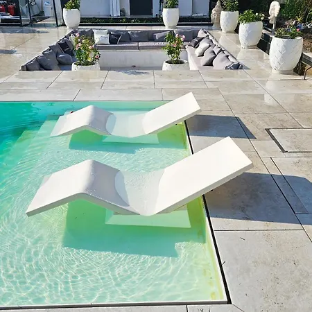 Luxurious Large With Pool, Garden, Koi Pond Only 12 Min To Octoberfest