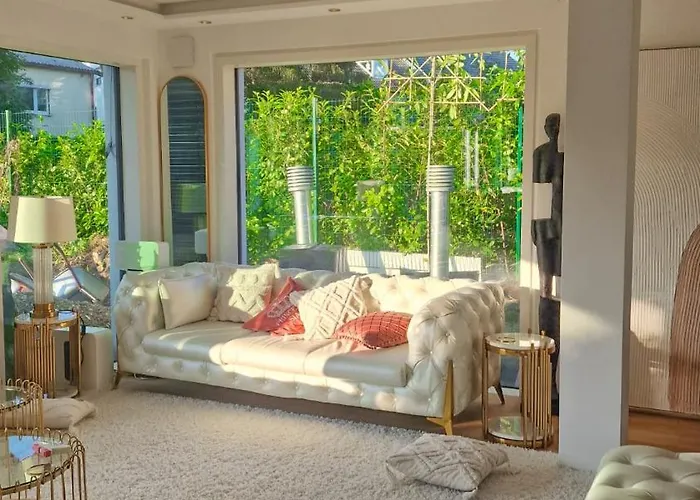 Apartment Luxurious Large With Pool, Garden, Koi Pond Only 12 Min To Octoberfest Munich
