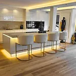 Luxurious Large With Pool, Garden, Koi Pond Only 12 Min To Octoberfest