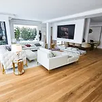 Luxurious Large With Pool, Garden, Koi Pond Only 12 Min To Octoberfest