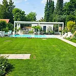Luxurious Large With Pool, Garden, Koi Pond Only 12 Min To Octoberfest Apartamento