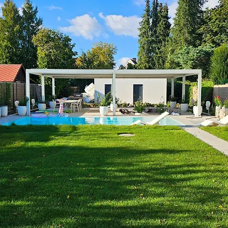 Luxurious Large With Pool, Garden, Koi Pond Only 12 Min To Octoberfest Apartment *