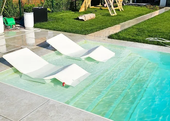Luxurious Large With Pool, Garden, Koi Pond Only 12 Min To Octoberfest アパート ミュンヘン