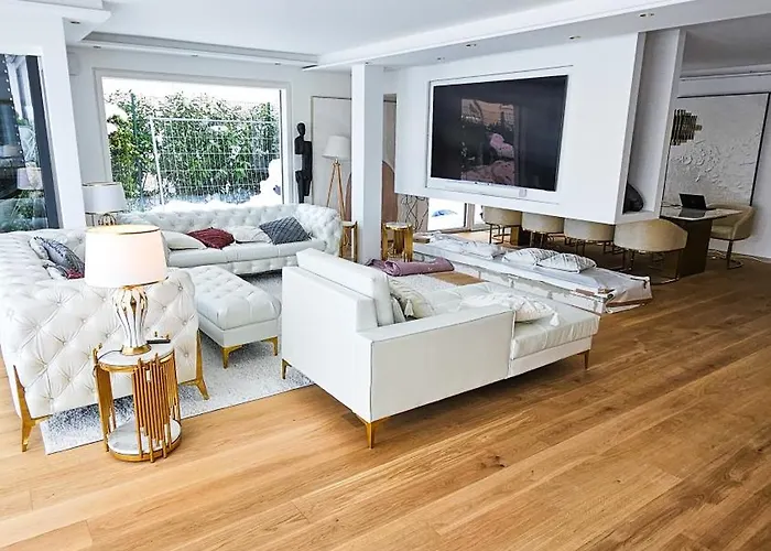Luxurious Large With Pool, Garden, Koi Pond Only 12 Min To Octoberfest