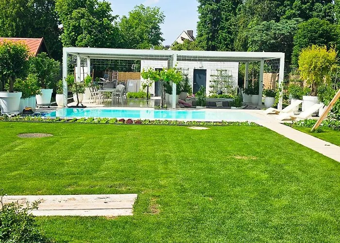 Luxurious Large With Pool, Garden, Koi Pond Only 12 Min To Octoberfest Apartment