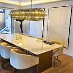 Luxurious Large With Pool, Garden, Koi Pond Only 12 Min To Octoberfest Апартаменты