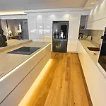 Апартаменты Luxurious Large With Pool, Garden, Koi Pond Only 12 Min To Octoberfest