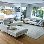 Luxurious Large With Pool, Garden, Koi Pond Only 12 Min To Octoberfest