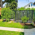 Апартаменты Luxurious Large With Pool, Garden, Koi Pond Only 12 Min To Octoberfest
